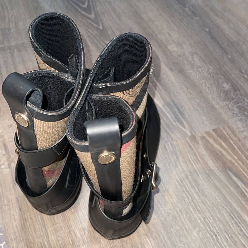 Authentic Burberry Rainboots 8.5 - Picture 5 of 11